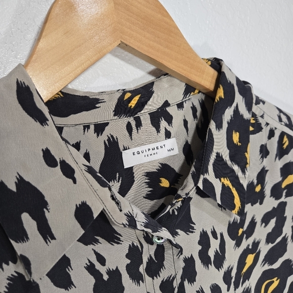 Equipment Femme Medium Silk Animal Print Button Crop Blouse - Picture 3 of 7
